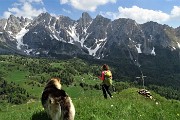 60 Scendendo a vista per ripidi pratoni alla rustica croce lignea